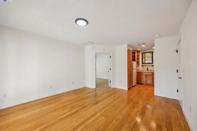 628 Saint Mary St, Pleasanton CA: https://media.crmls.org/mediaz/4ec80b09-c3b8-433b-9dca-bc88864eb79f.jpg