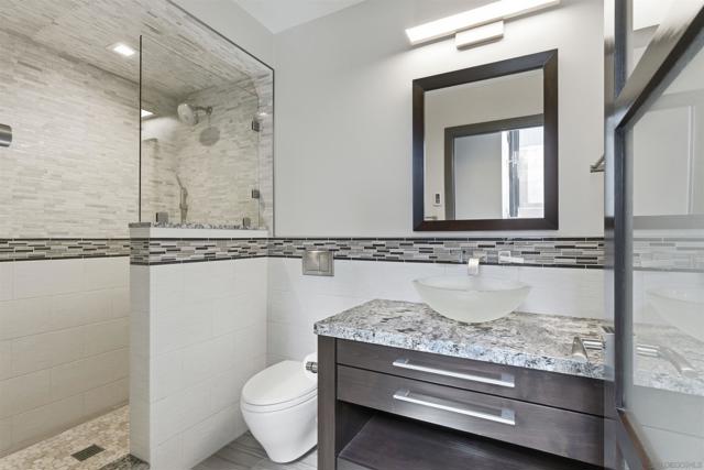 Image 33 of 60 For 2372 Oxford Ave