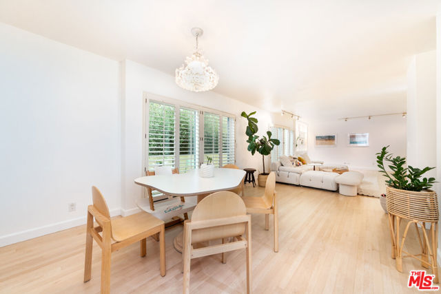 933 17th Street, Santa Monica CA: https://media.crmls.org/mediaz/4ec9c202-e067-4f44-bc1f-f2b591cd5ac2.jpg