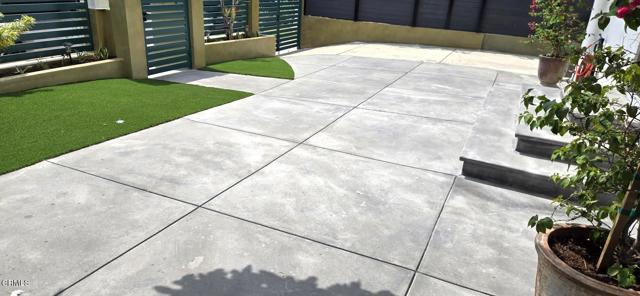 1121 La Puerta Street, Los Angeles CA: https://media.crmls.org/mediaz/4ec9cd31-8bd4-48d1-8c58-a887a0f33974.jpg