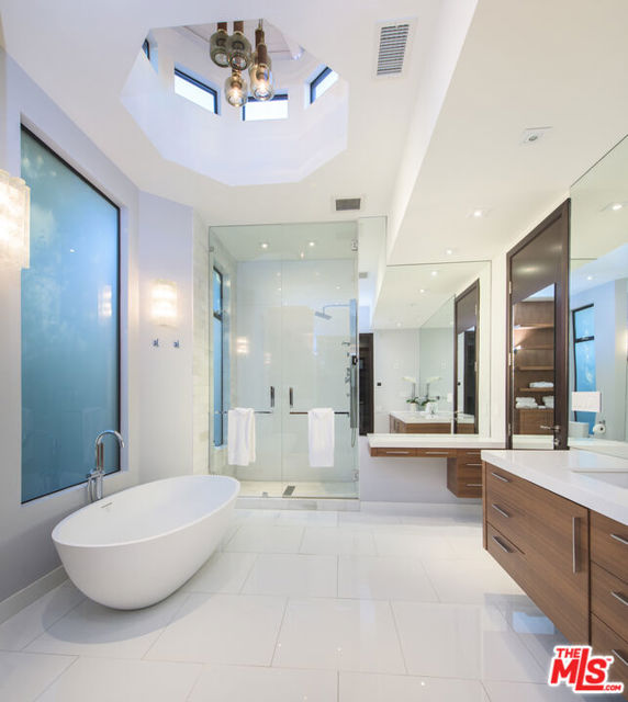 900 N HILLCREST Road, Beverly Hills CA: https://media.crmls.org/mediaz/4eca1c8a-2e3e-466b-9766-68b1854a614a.jpg