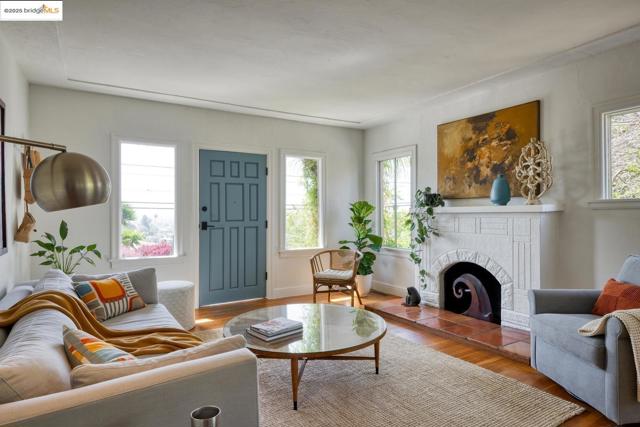 2901 Monticello AVE, Oakland CA: https://media.crmls.org/mediaz/4eca2780-36f2-4d9a-858f-f4dbf21b06dd.jpg