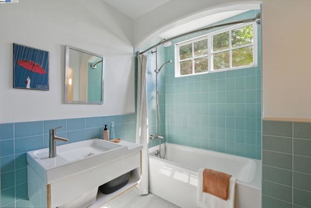 7380 Claremont Ave, Berkeley CA: https://media.crmls.org/mediaz/4eca890f-d2e0-438c-9061-b9c18d6a450d.jpg