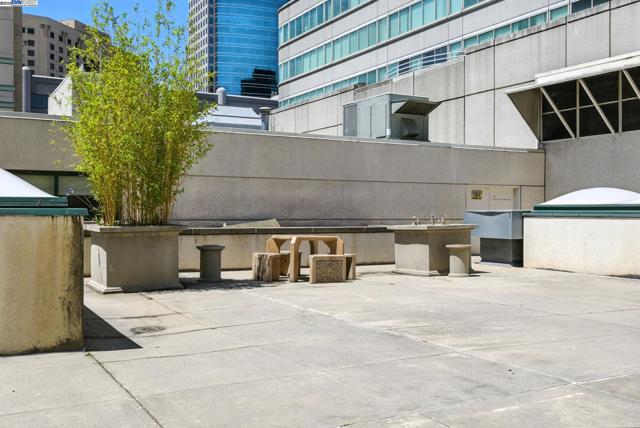 989 Webster, Oakland CA: https://media.crmls.org/mediaz/4ecad3f8-7f69-4f09-9f69-e06a9955da61.jpg