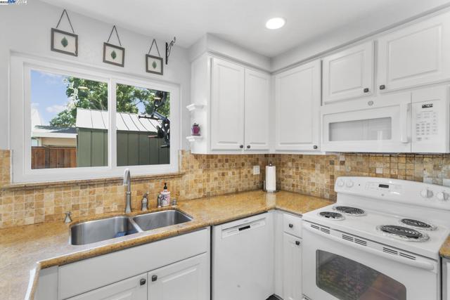 1479 Spring Valley Cmn, Livermore CA: https://media.crmls.org/mediaz/4ecb8265-64ee-4bfb-be09-72557f1ad53b.jpg