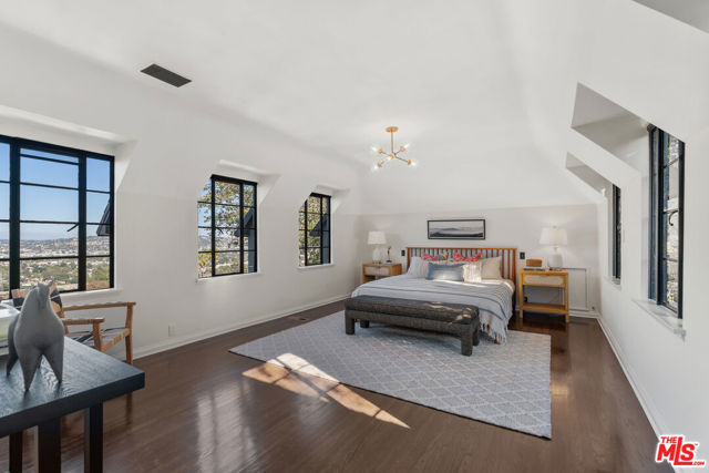 3827 Carnavon Way, Los Angeles CA: https://media.crmls.org/mediaz/4ecbe7f1-3a46-44bb-ac55-e069a6229d8d.jpg