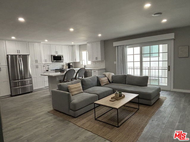 940 7th Street, Santa Monica CA: https://media.crmls.org/mediaz/4ecc854e-d0e2-4bd2-99da-3b805df14701.jpg