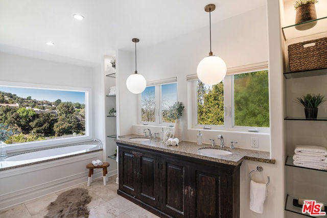 3908 Fairway Avenue, Studio City CA: https://media.crmls.org/mediaz/4ecc9d8d-2ca7-469f-aeaf-05229f079213.jpg