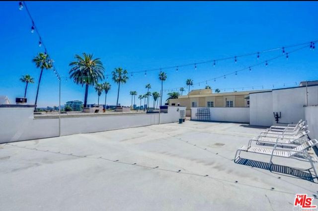 439 N Doheny Drive, Beverly Hills CA: https://media.crmls.org/mediaz/4ecd9bdb-1035-482e-a834-7971af24f027.jpg