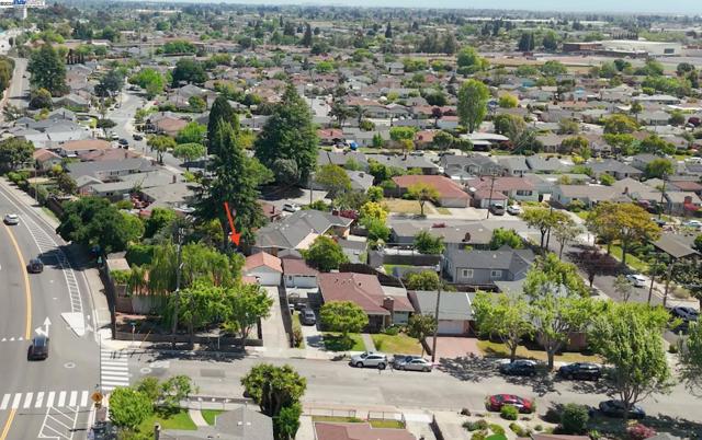 955 Maud Ave, San Leandro CA: https://media.crmls.org/mediaz/4ed1cde4-57ea-40c5-9ec0-7ab8270478d2.jpg