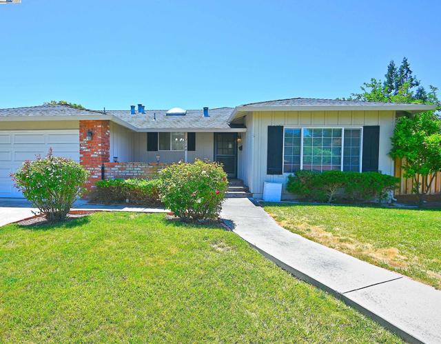 7144 Prince Dr, Dublin CA: https://media.crmls.org/mediaz/4ed1ceef-8a28-4b75-866c-e7e6d7ae359a.jpg