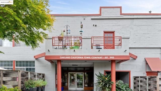 958 28th ST, Oakland CA: https://media.crmls.org/mediaz/4ed1fcad-d09c-4baf-bb0d-25dfbe92ab5d.jpg
