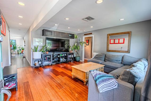 Detail Gallery Image 6 of 27 For 1016 Delaware St, Imperial Beach,  CA 91932 - 4 Beds | 2/1 Baths