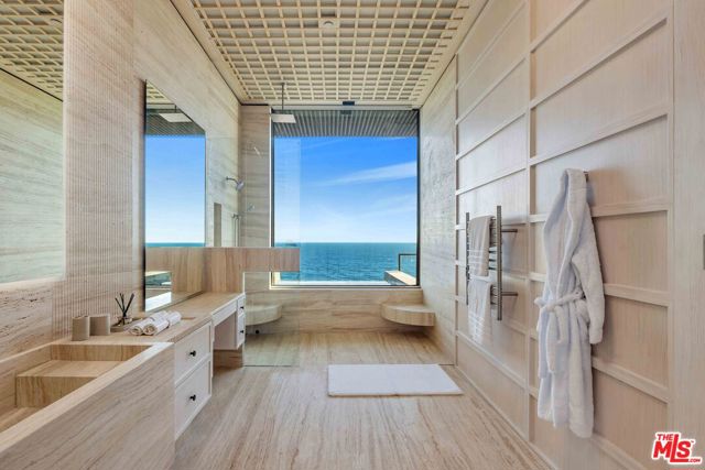 11824 Ellice Street, Malibu CA: https://media.crmls.org/mediaz/4ed294b6-b3fc-4535-bdc8-3c08e11434e7.jpg