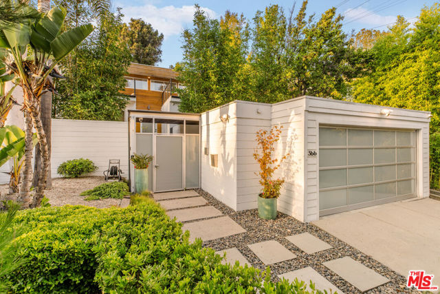 366 N Kenter Avenue, Los Angeles CA: https://media.crmls.org/mediaz/4ed2d74e-5863-4359-abf5-b2a84a3c5b98.jpg