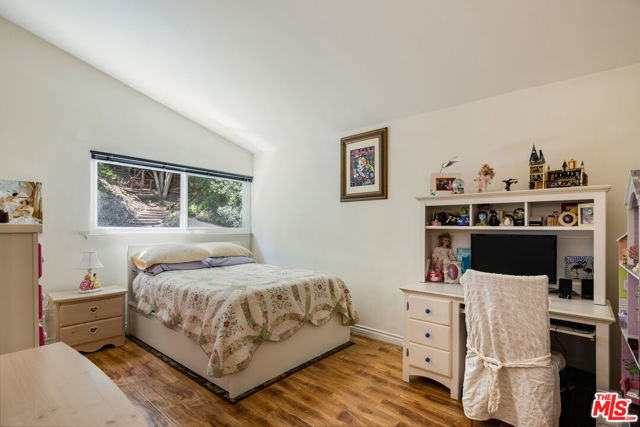 3735 Montuso Place, Encino CA: https://media.crmls.org/mediaz/4ed4395e-76e5-4537-ba8c-7426fe8d83e2.jpg
