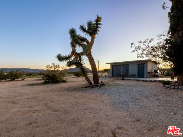2724 Stonehill Avenue, Joshua Tree CA: https://media.crmls.org/mediaz/4ed5db44-ac57-4d0c-bf8a-4952b7c1a570.jpg