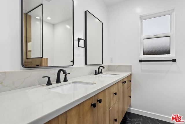 2700 S Palm Grove Avenue, Los Angeles CA: https://media.crmls.org/mediaz/4ed611a6-035d-4cc4-913f-4b2ded785e7b.jpg