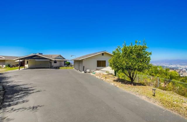 4742 Mount Helix Drive, La Mesa CA: https://media.crmls.org/mediaz/4ed94220-b228-43bb-bdf6-590f83e630da.jpg