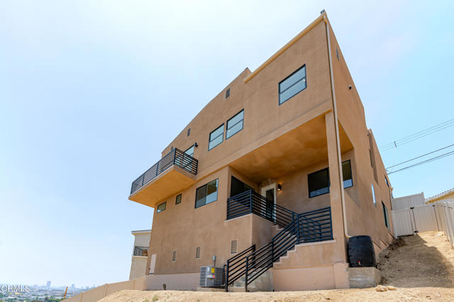 3874 W Point Drive, Los Angeles CA: https://media.crmls.org/mediaz/4ed956d8-d8f6-4860-a2ff-357c4b066dff.jpg