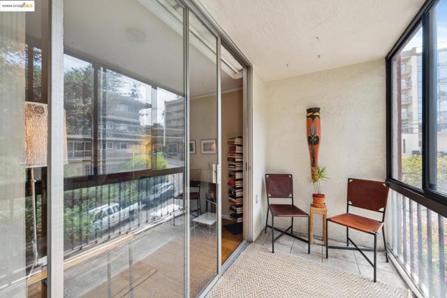 250 Whitmore St, Oakland CA: https://media.crmls.org/mediaz/4edb440b-ea1d-45eb-b44c-ac6f79de85dd.jpg