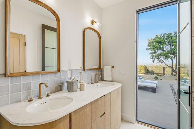 Detail Gallery Image 34 of 72 For 8341 La Jolla Scenic Dr, La Jolla,  CA 92037 - 5 Beds | 5/1 Baths