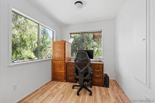 2231 Oak Hill Dr, Escondido CA: https://media.crmls.org/mediaz/4edde033-0708-4970-94ee-c5eb263e6a00.jpg