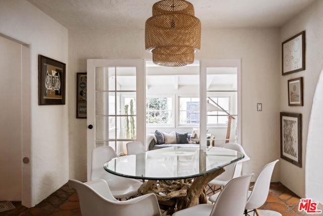 1012 Superba Avenue, Venice CA: https://media.crmls.org/mediaz/4ede5fc4-aac2-4803-acaf-45ca7c678476.jpg