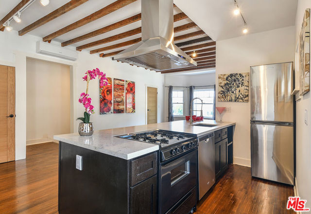 1101 W 18th Street, Los Angeles CA: https://media.crmls.org/mediaz/4edffb79-9693-4600-9351-79f8a96f9685.jpg