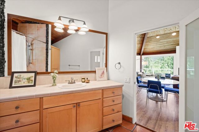 1746 Deerhill Trail, Topanga CA: https://media.crmls.org/mediaz/4ee03d1e-37df-4679-b3f9-b962de1b6137.jpg