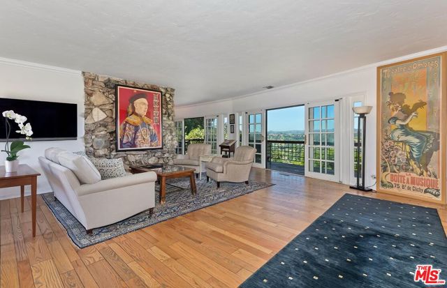 13490 Firth Drive, Beverly Hills CA: https://media.crmls.org/mediaz/4ee0a817-2304-4014-9da6-ac7d327128f6.jpg