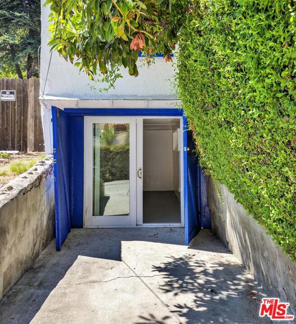 2565 Glen Green Street, Los Angeles CA: https://media.crmls.org/mediaz/4ee0d103-a524-482e-a0fc-024aa7062340.jpg