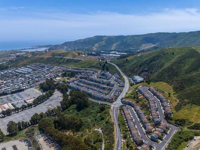 978 Martin Trail, Daly City CA: https://media.crmls.org/mediaz/4ee107c0-774b-4e05-bba0-8ea715c8930f.jpg