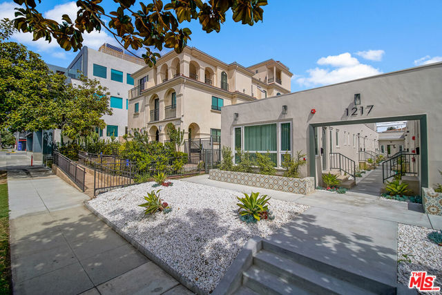 1217 9th Street, Santa Monica CA: https://media.crmls.org/mediaz/4ee13f05-9b4e-4a9a-ab3b-05fdb3767821.jpg