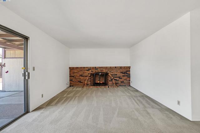1849 Springsong Dr, San Jose CA: https://media.crmls.org/mediaz/4ee172b4-5201-47d0-9fc5-60eecfe18524.jpg