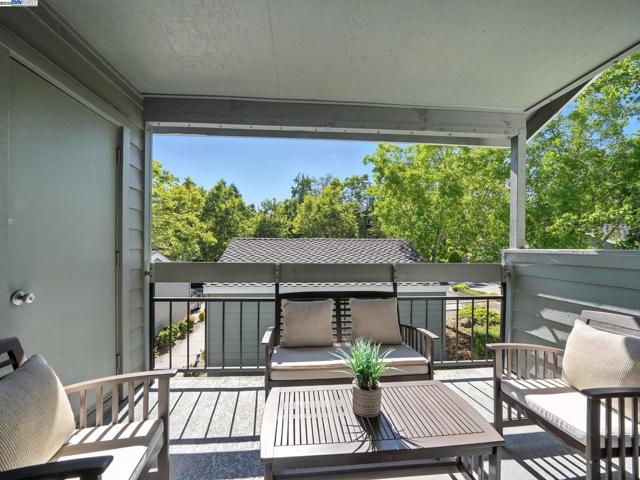 7635 Canyon Meadow Cir, Pleasanton CA: https://media.crmls.org/mediaz/4ee1af90-cf9f-484b-b86c-2398f29cbeee.jpg