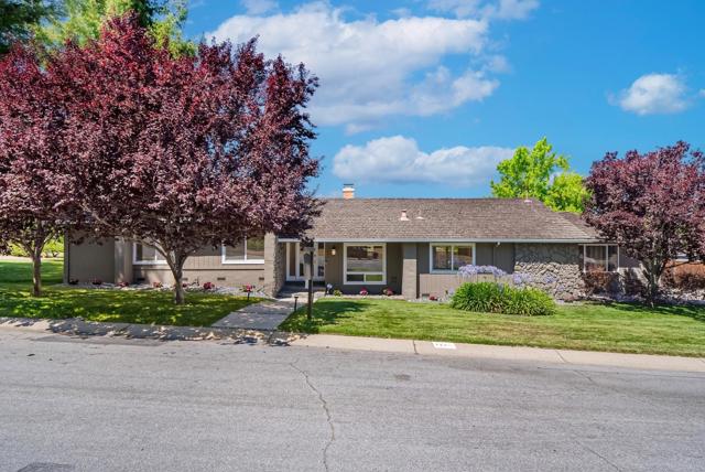 1405 Cedar Place, Los Altos CA: https://media.crmls.org/mediaz/4ee2e046-1565-43d1-9eb8-b6ae5396c268.jpg