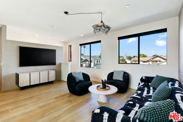 3288 N Canary Way, Los Angeles CA: https://media.crmls.org/mediaz/4ee35583-43fc-4386-bf6d-3887a6c4adc2.jpg