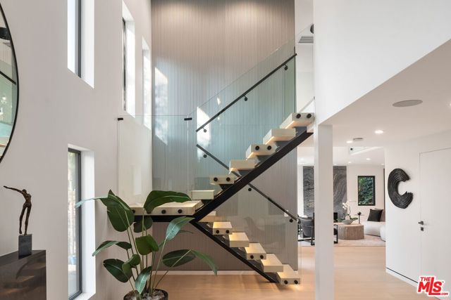 3290 N Knoll Drive, Los Angeles CA: https://media.crmls.org/mediaz/4ee37d53-d776-45ee-8710-ec92da864bd3.jpg