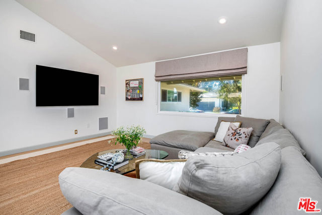 11671 Dona Alicia Place, Studio City CA: https://media.crmls.org/mediaz/4ee38b6f-d71a-44ca-9bc4-57eea948e242.jpg