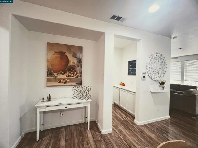 430 Chestnut Street, Brentwood CA: https://media.crmls.org/mediaz/4ee3d1cf-8e17-43d3-b394-32893981eff3.jpg