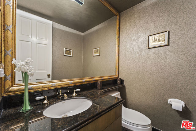 4752 Park Encino Lane, Encino CA: https://media.crmls.org/mediaz/4ee540fc-613b-4278-a637-2f7378874c24.jpg