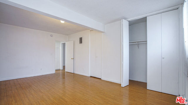5342 Lexington Avenue, Los Angeles CA: https://media.crmls.org/mediaz/4ee57761-2bd3-4a0f-b890-5347e19f444b.jpg