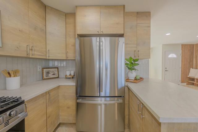 10805 Eberly Ct, San Diego CA: https://media.crmls.org/mediaz/4ee58965-d5ec-44e5-b27d-d35601de99a7.jpg