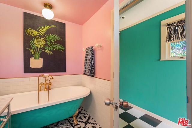 1654 5th Avenue, Los Angeles CA: https://media.crmls.org/mediaz/4ee6279c-f52d-41dc-bfd4-b7146c6f0f17.jpg