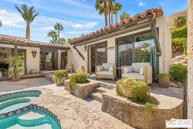 370 W Crestview Drive, Palm Springs, CA 92264