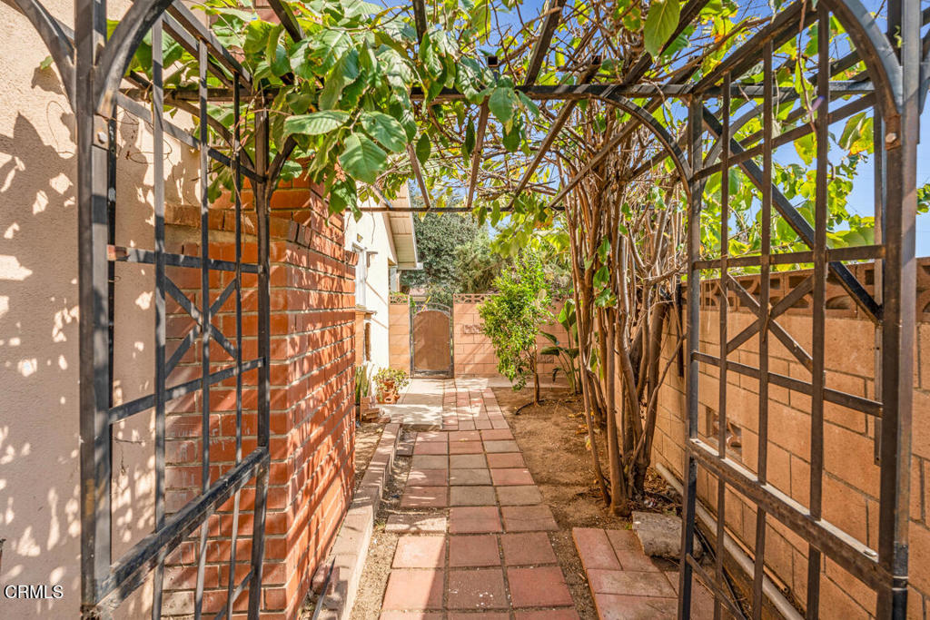 https://media.crmls.org/mediaz/4ee69339-139a-4dc7-a835-7e2de580dda3.jpg?preset=X-Large