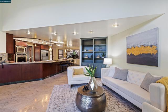 39 Mira Loma Rd, Orinda CA: https://media.crmls.org/mediaz/4ee6b909-239d-453b-a4c5-32c854600745.jpg