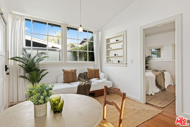 919 Venezia Avenue, Venice CA: https://media.crmls.org/mediaz/4ee763a0-1a79-40cd-aa55-30d345e9f81d.jpg
