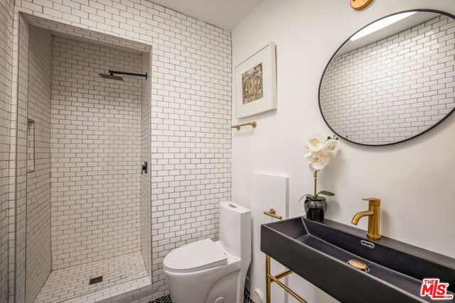 16733 Oak View Drive, Encino CA: https://media.crmls.org/mediaz/4ee76e9b-38c5-491d-8734-b1b2d52efd5e.jpg
